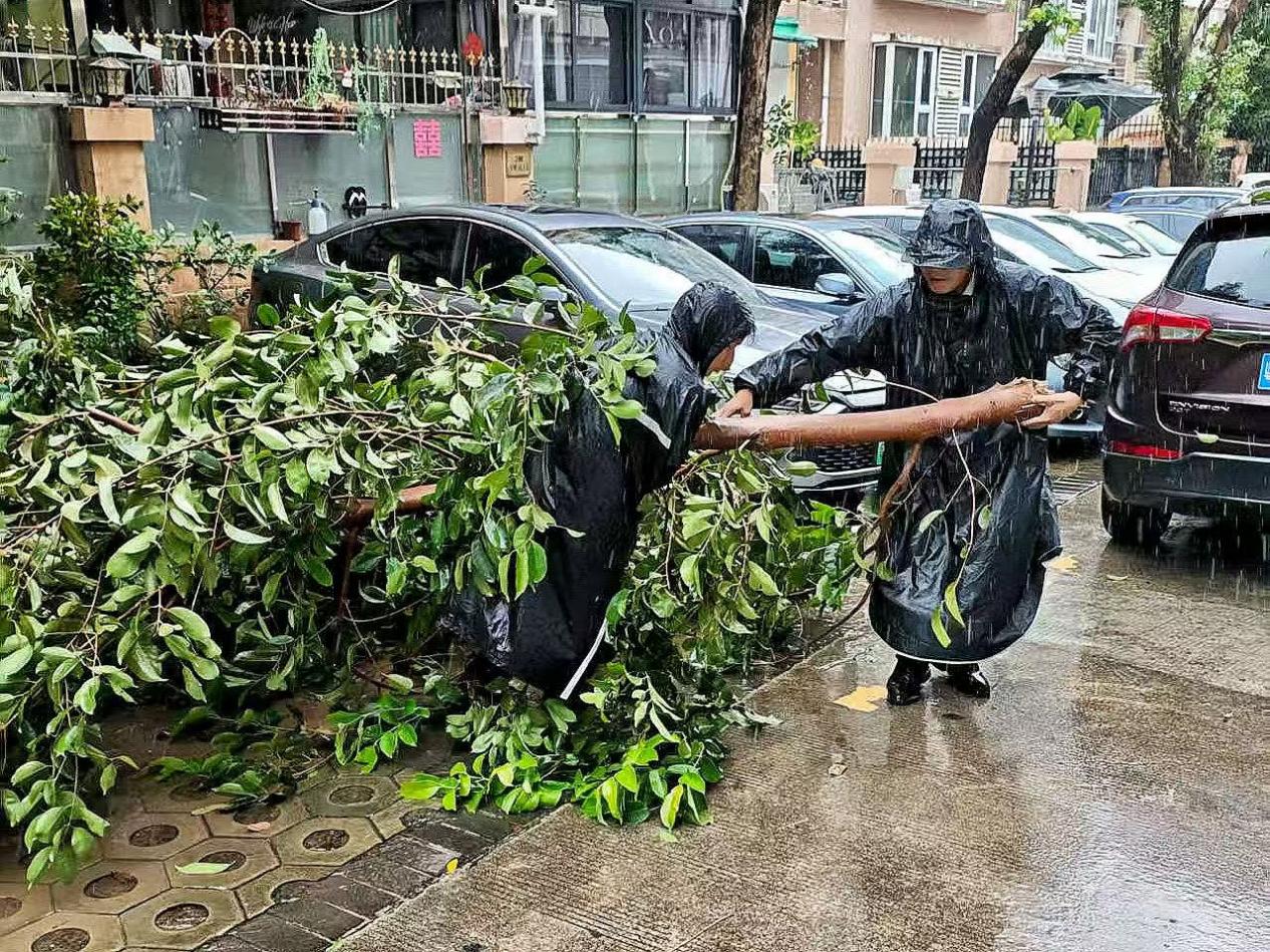 暴雨中的坚守！深圳物业人逆风而行撑起“安全伞”