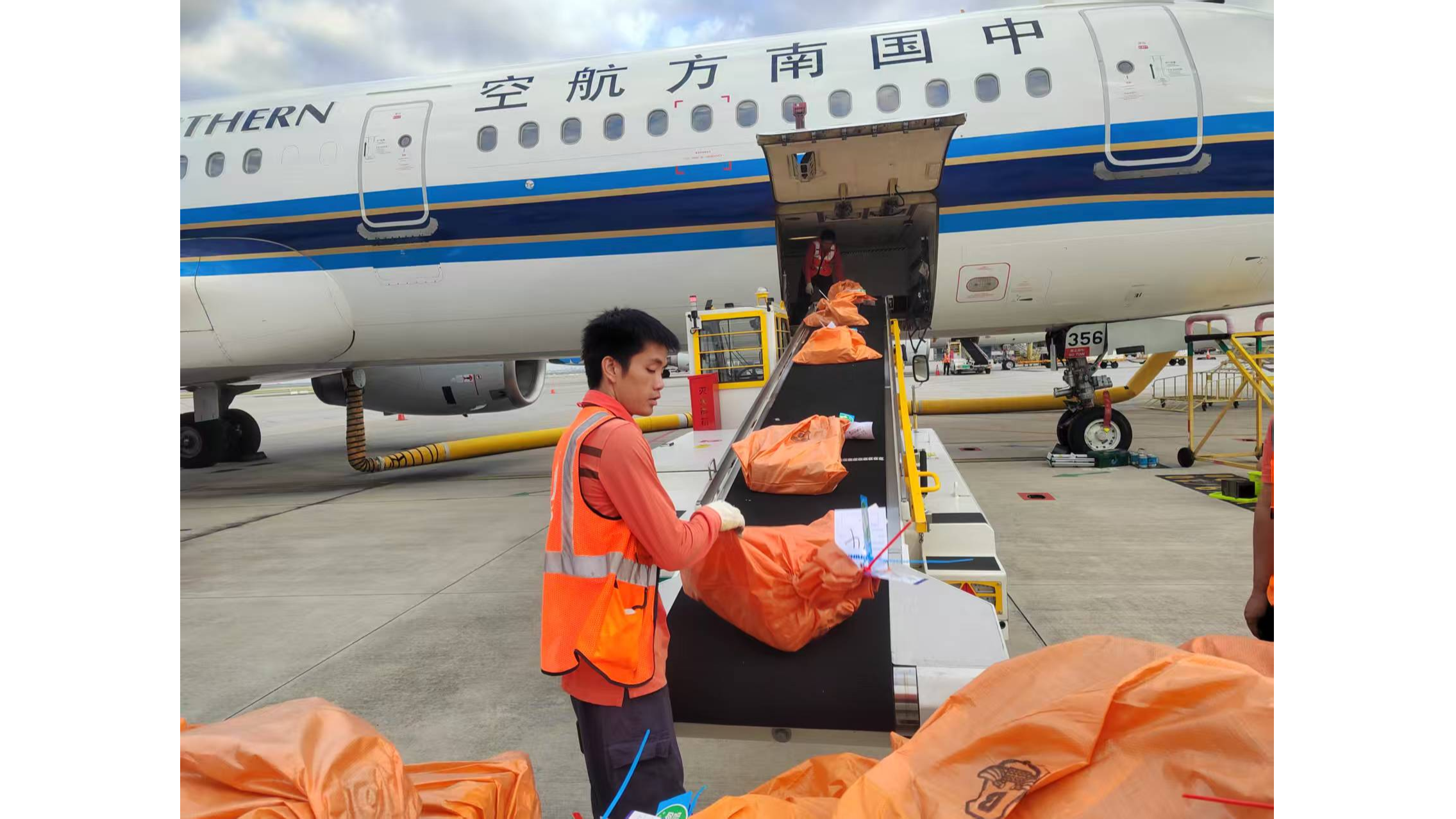 南航物流优质服务护航“双节”