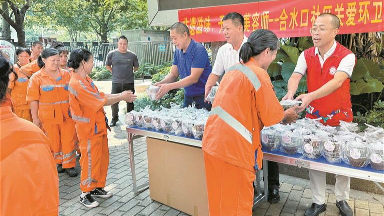 马田合水口社区居民制作非遗美食 为环卫工人送上“暖心滋味”