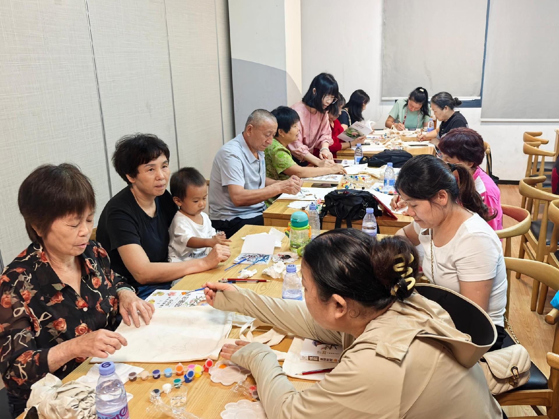 妙笔绘“袋”！大浪银龄“绘”出生活新风采