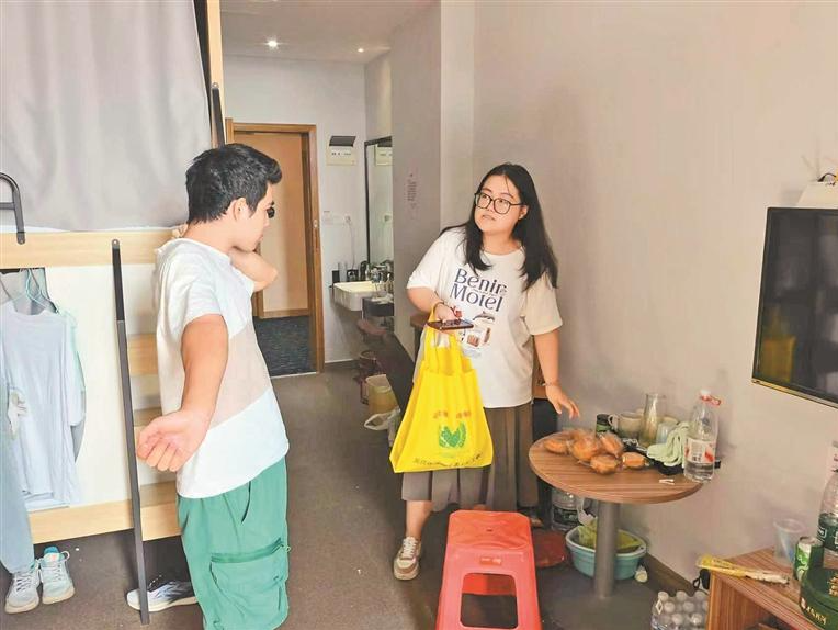 社区给青年驿站入住青年送去物资，来深青年：心中涌起满满的感动