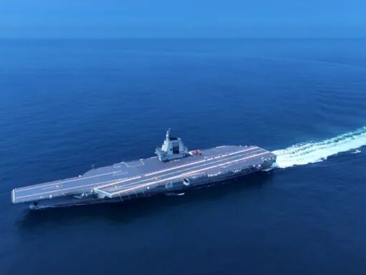 福建舰，通过台湾海峡赴南海！