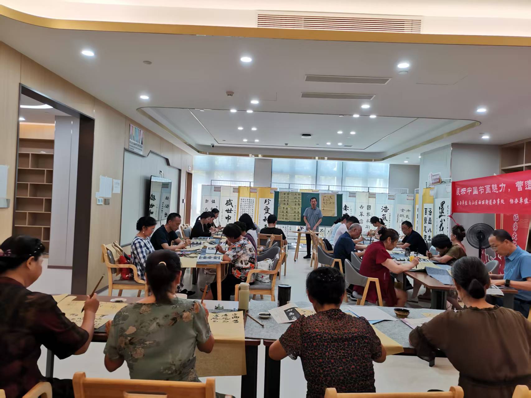 南山区曙光社区书法公益培训活动获居民点赞
