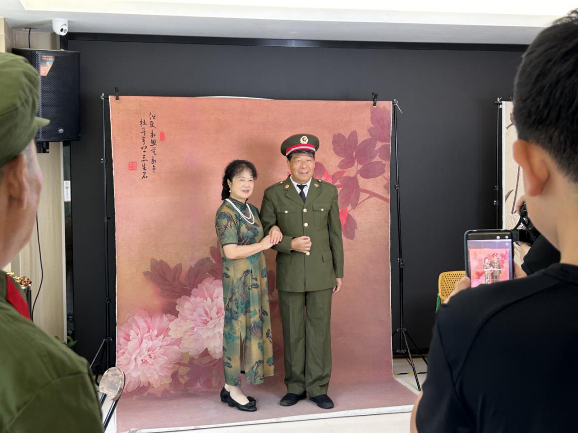 东晓街道开展“崇尚荣誉·重温荣光” 公益摄影活动