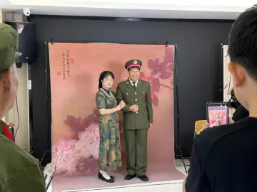 东晓街道开展“崇尚荣誉·重温荣光” 公益摄影活动