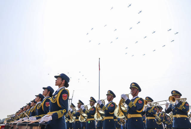 2025年9月3日，纪念中国人民抗日战争暨世界反法西斯战争胜利80周年大会在北京隆重举行。这是空中护旗梯队通过天安门广场。新华社记者 张玉薇 摄