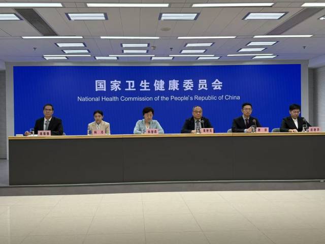 国家卫健委发布会现场  南方+ 段江含 拍摄