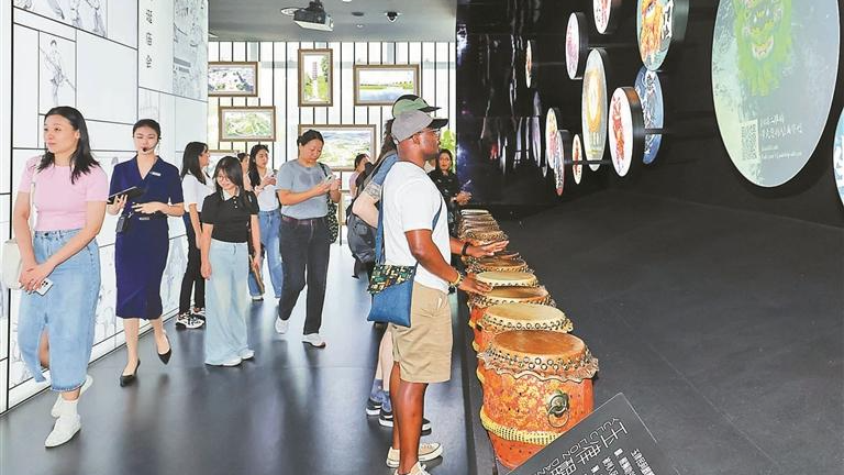 中外记者走进光明感受科创活力 深入了解文化保护与城市发展融合路径