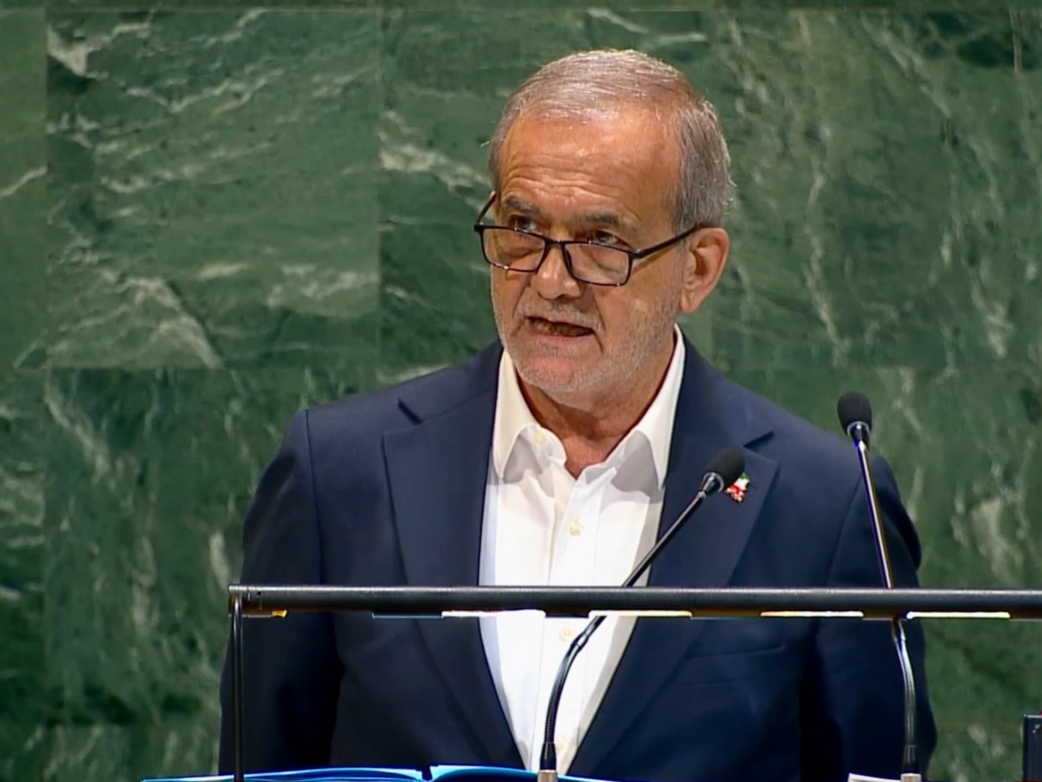 伊朗总统：愿通过外交谈判解决伊核问题 