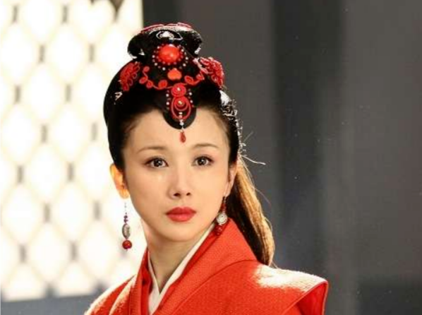 44岁女演员孙菲菲官宣离婚，此前曾爆料剧组暴力事件