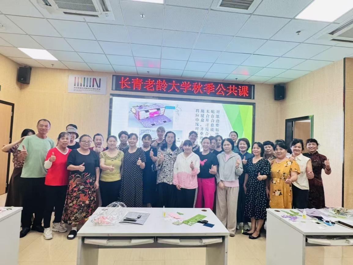 高铁新城社区银龄手工课：巧手生花乐享晚年