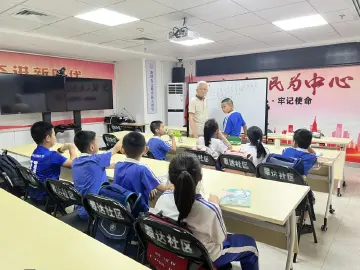 翠达社区：银发党员开讲英文公益课