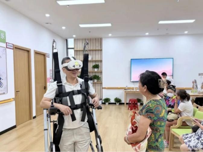 大浪“银发健康小屋”打造智慧养老新体验,温情守护“银发族”