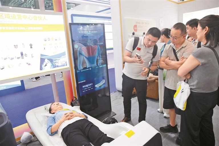 可看护 可陪聊 可看病  康养机器人快步走进老人生活
