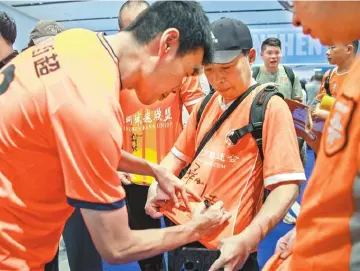 2004年中超冠军深圳健力宝“回家”踢球  “虽然球场颜色变了， 但我们心中的橙色一直不变” 