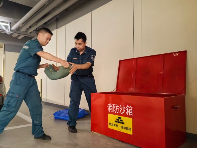 筑起“红色堤坝”，中海物业深圳公司党员突击队奋战台风“桦加沙”