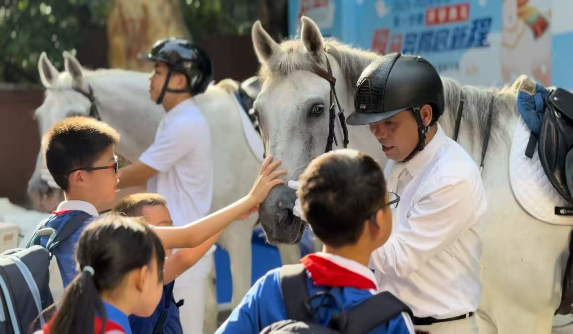 （已替换）智趣开学 焕新启航  机器人互动、骏马祝福与创意仪式点亮孩子成长之路