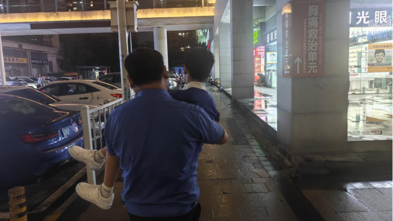 西乡城管队员紧急护送摔伤学生就医，用行动诠释为民温度