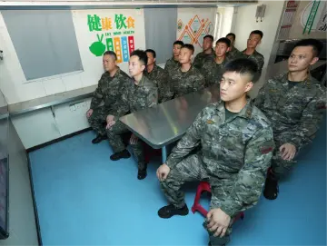 广东海警执法员在中南舰上收看直播： “护我海疆，寸土不让！”