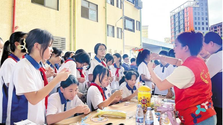 光明团区委进校园开展心灵解压游园会 百名学生参加趣味互动学习解压方法