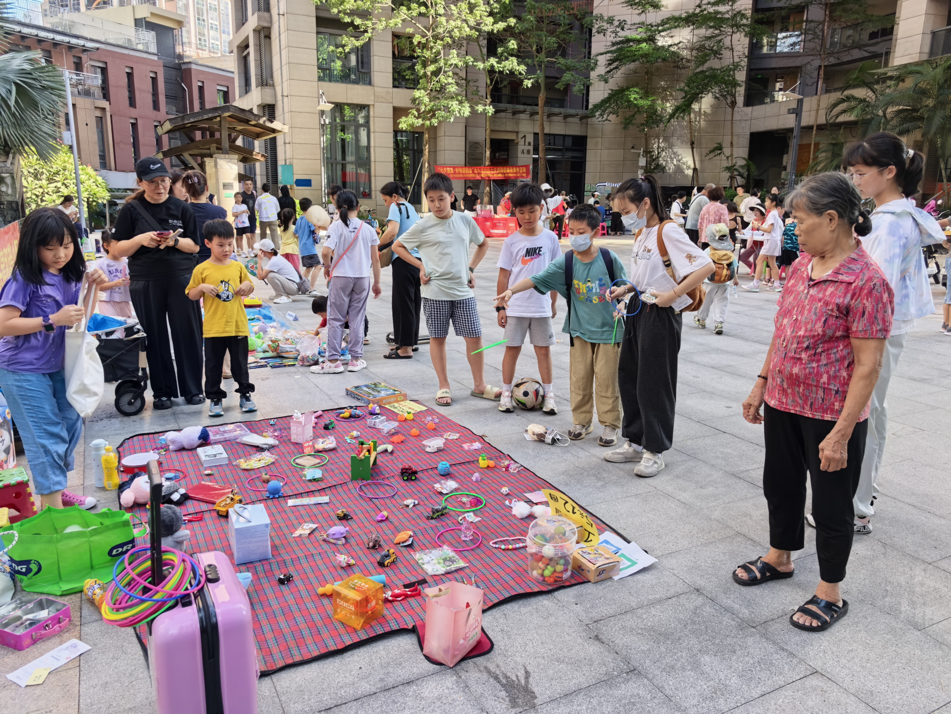 （明天修改之后重新签）（焕新翠竹 民生幸福）七夕雅集进社区，木头龙社区百余居民共赴游园集市