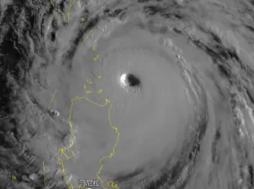 温度记丨“桦加沙”叠加冷空气或堪比“山竹”!深圳明日夜间起将迎风雨最强时段