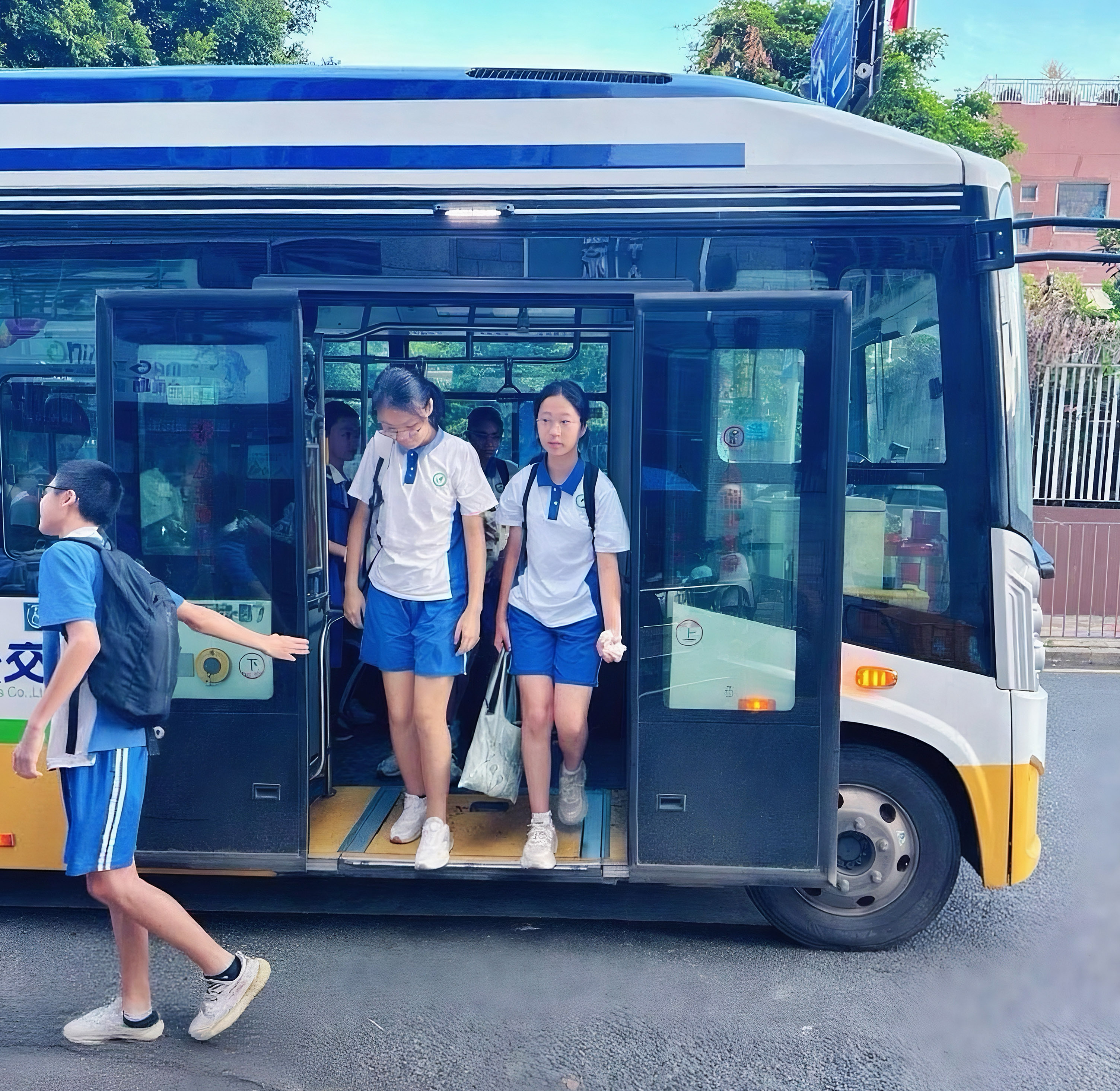 学生公交专线“点对点”服务，200多名学生通勤更安心