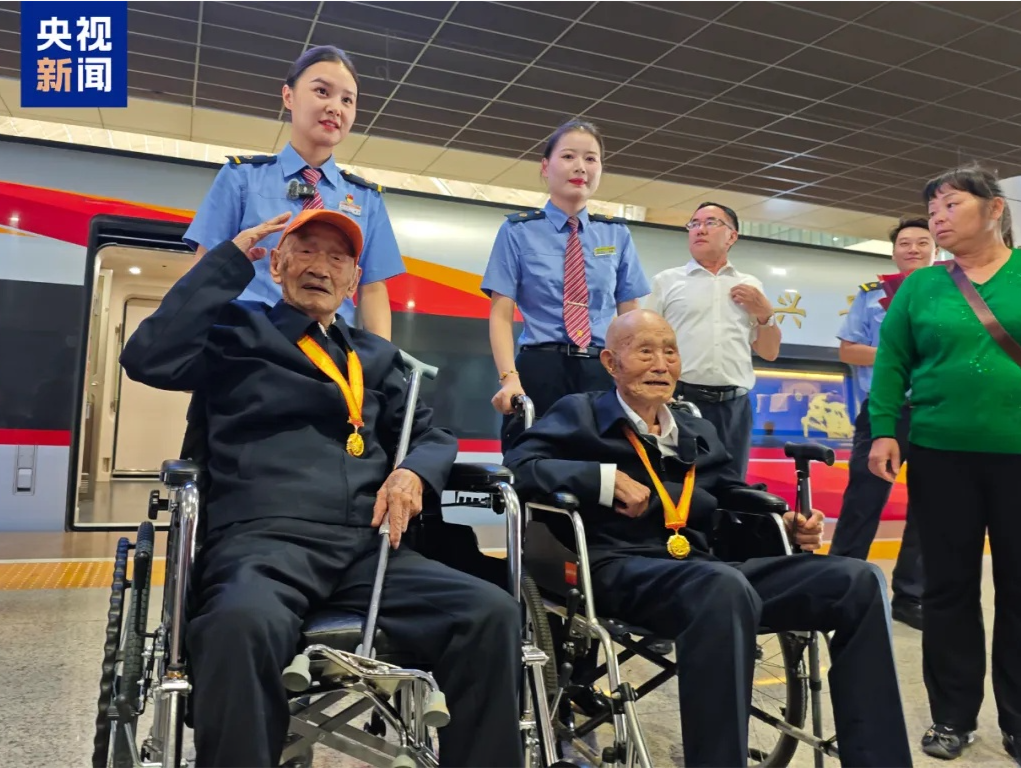 列车突然广播，全车人为他们鼓掌