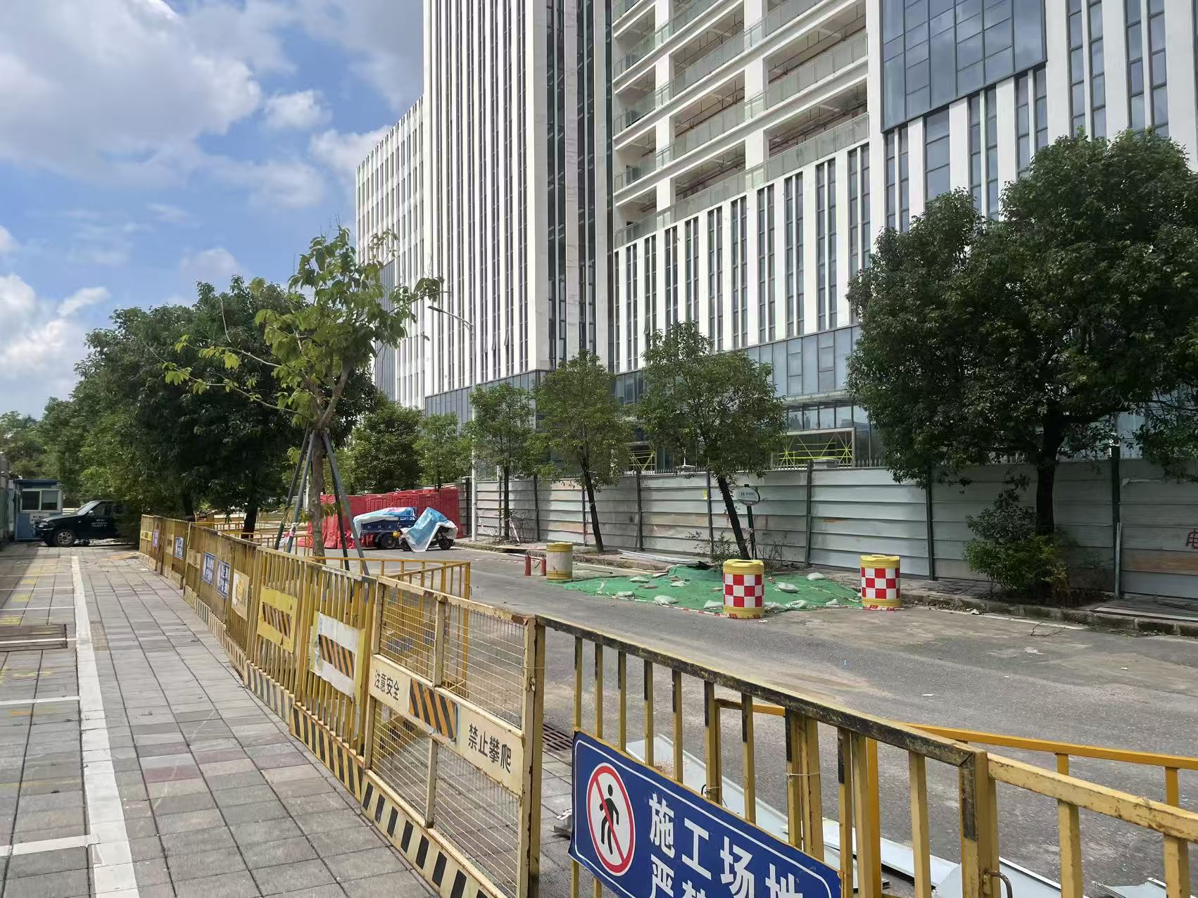 坪山区丹青路出现塌坑，部门回应：正在走流程报批修复