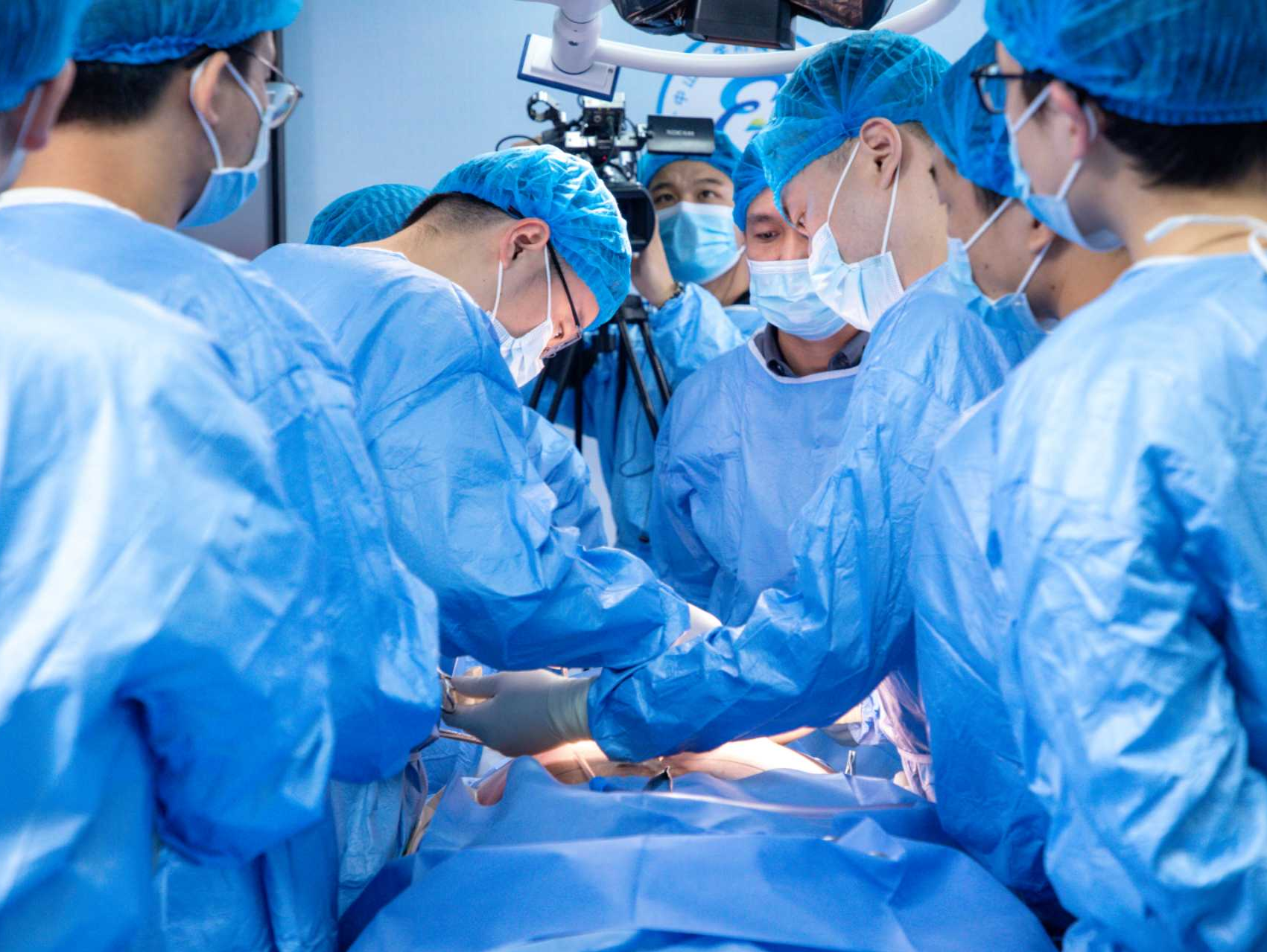 每晚躺下就像“躺钉板”！深圳医生拆除患者脊柱里的肿瘤