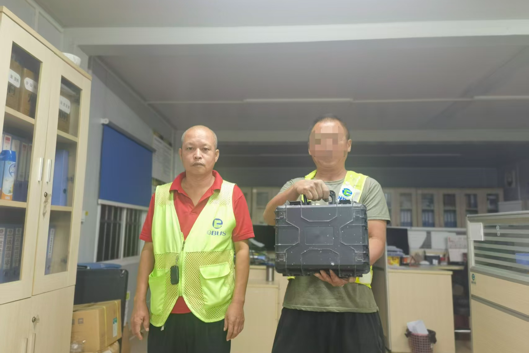 公交司机拾获工具箱妥善保管,失主致谢点赞正能量