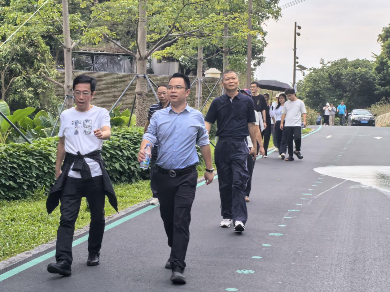 西丽街道阳光社区开展职工西丽湖徒步活动
