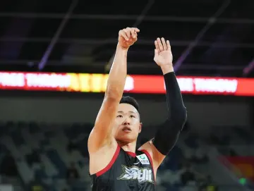 广东全运男篮贺希宁:我们比想象中更团结 | 读特专访