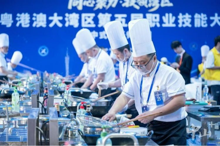 大湾区名厨中山“过招”，乳鸽脆肉鲩烹出新花样