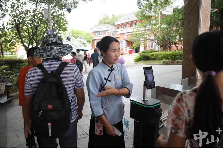 国庆我在岗 | 中山影视城工作人员：用专业和热情为游客带去欢乐时光