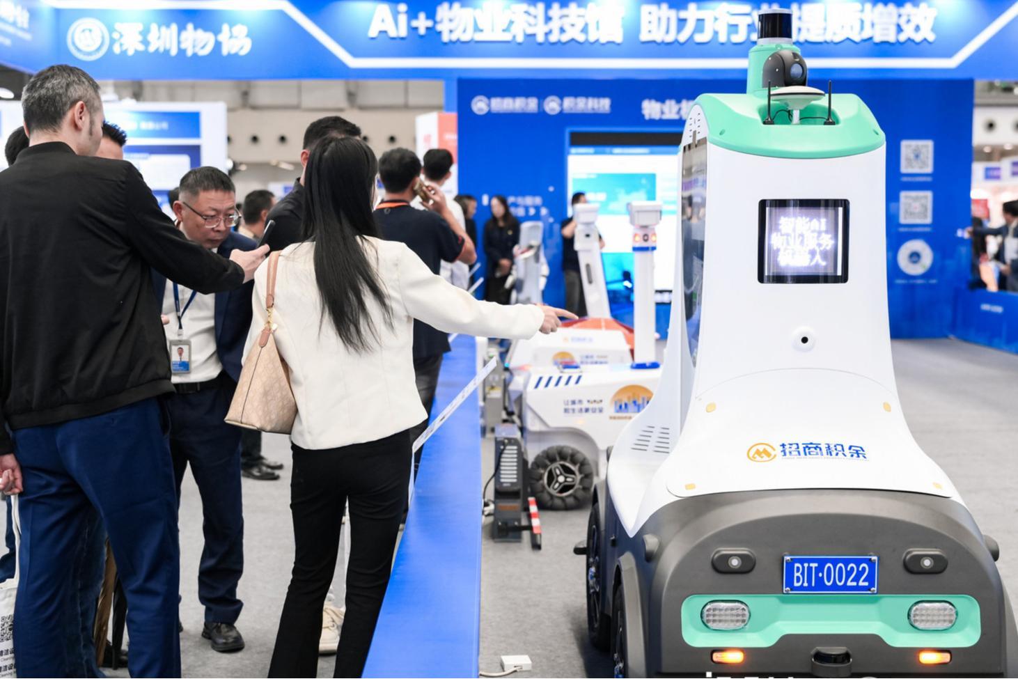 2025深圳物博会开幕,“机器人总动员”引领AI物业新趋势
