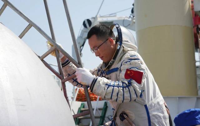 △航天员张洪章海上救生训练前进舱