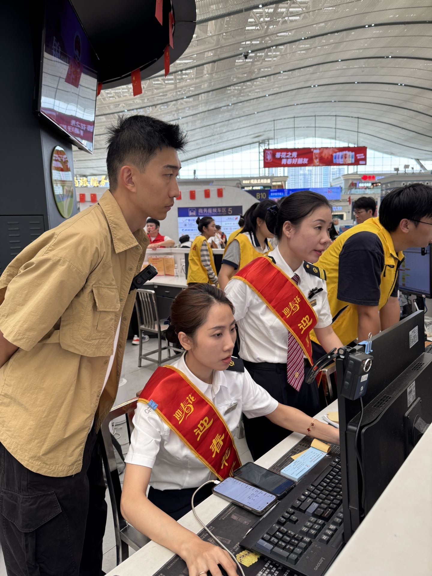 我和深圳北站站长驻大厅 | 国庆假期我和他们去上班