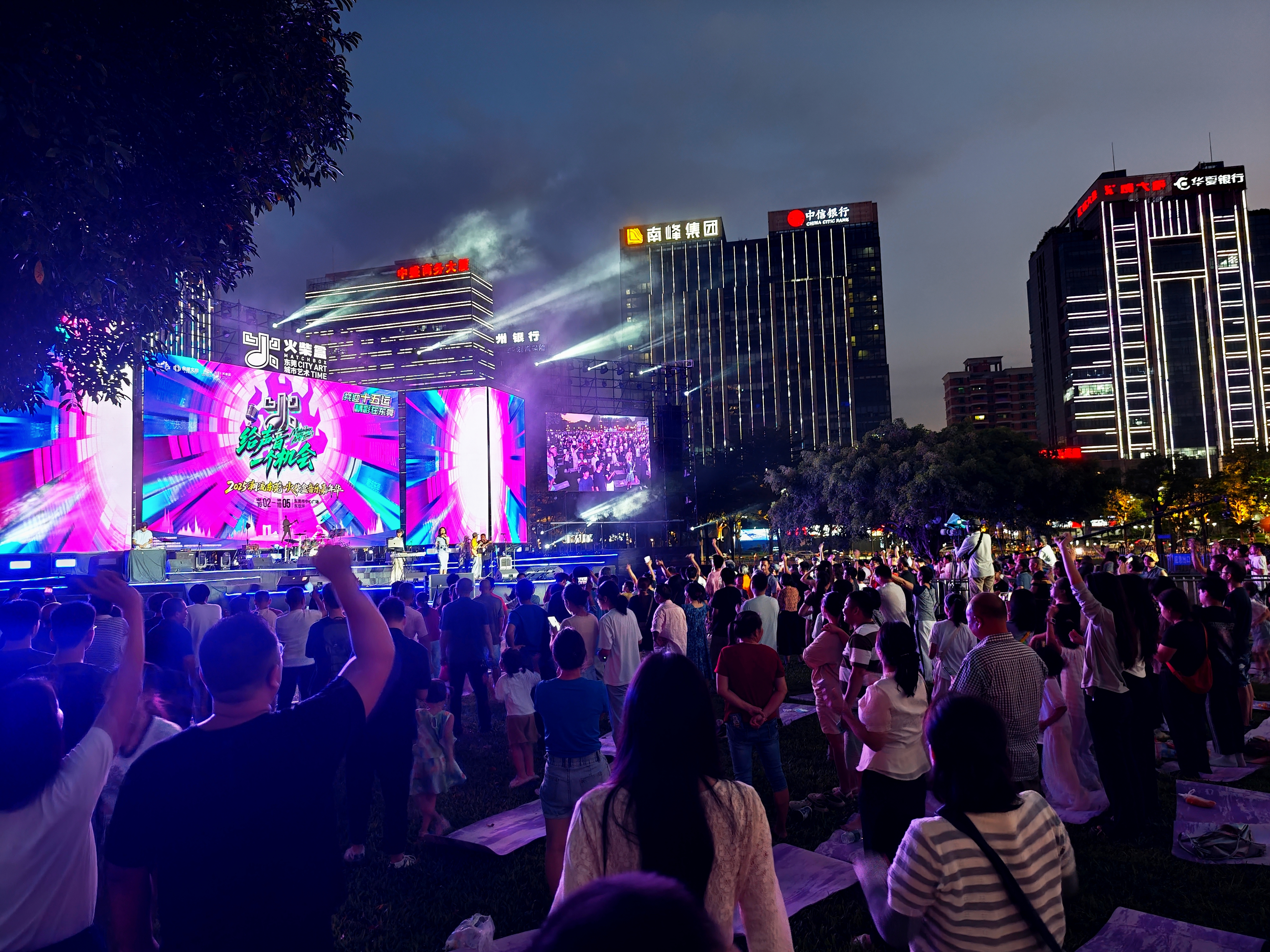 千人合唱，全城奔赴！东莞“火柴盒”点亮125场潮流音浪