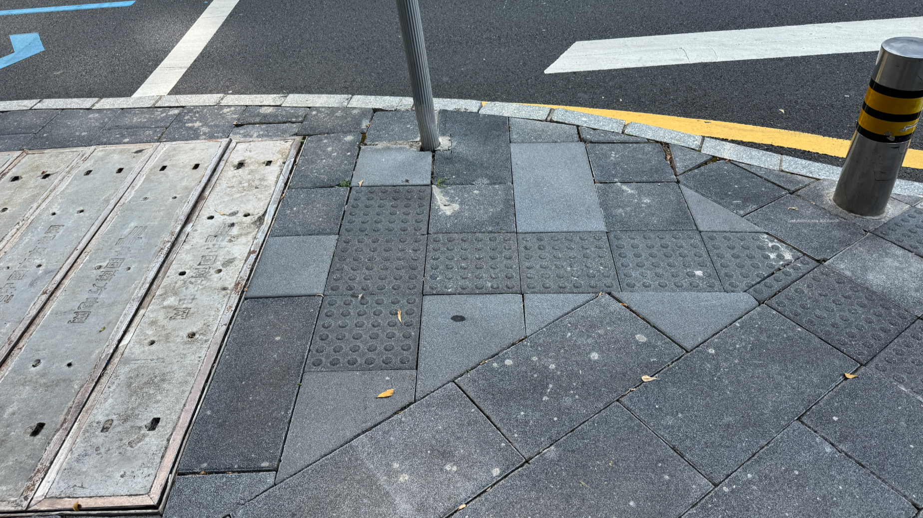 540米长度12处断点 罗湖晓风路这段盲道对盲人不太友好