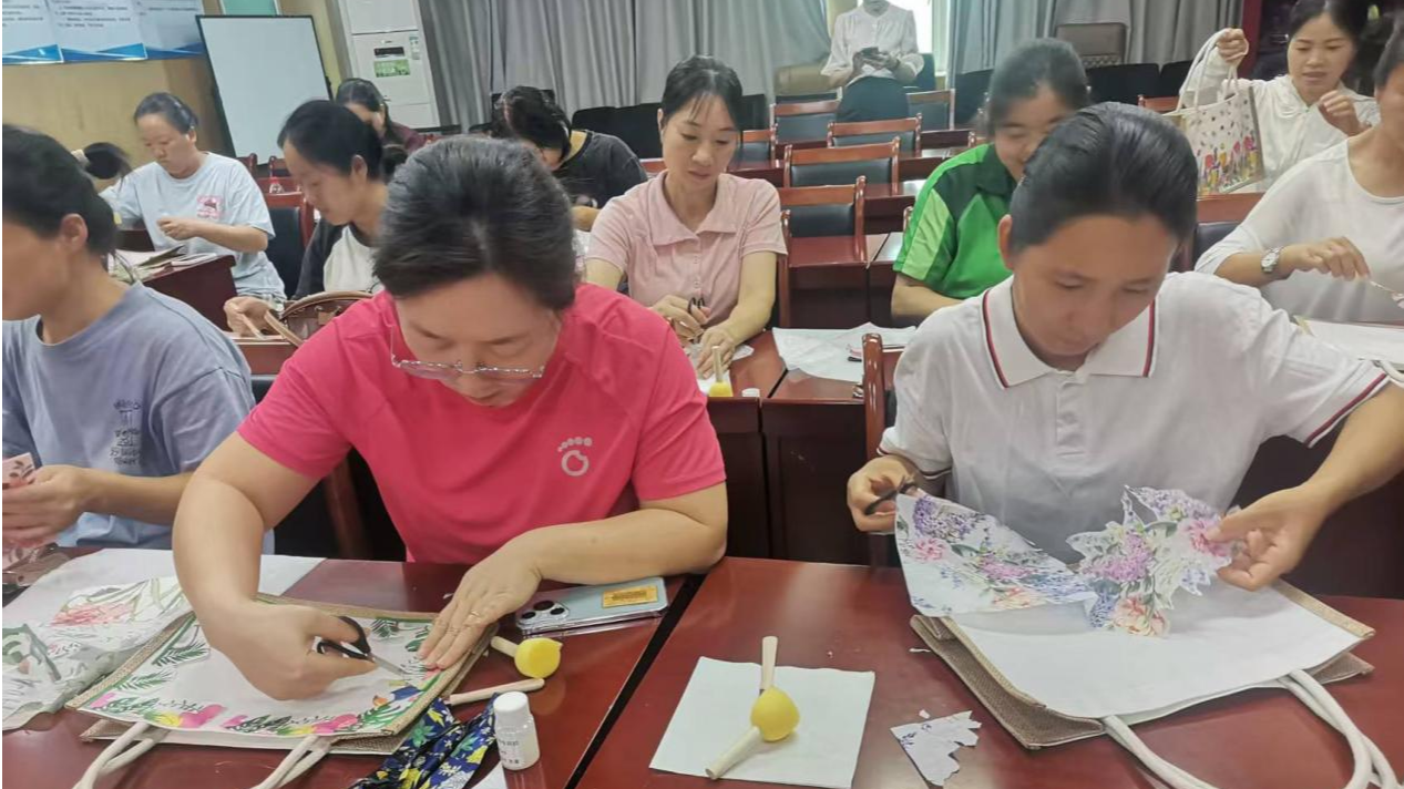 新安上川社区开展蝶古特包手工制作活动
