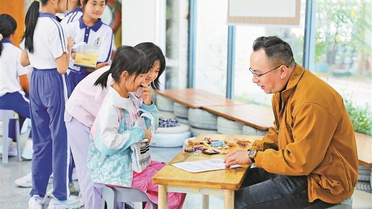 民治街道妇联在行知实验小学开展未成年人保护活动