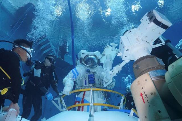 △航天员张洪章在进行水下出舱活动训练