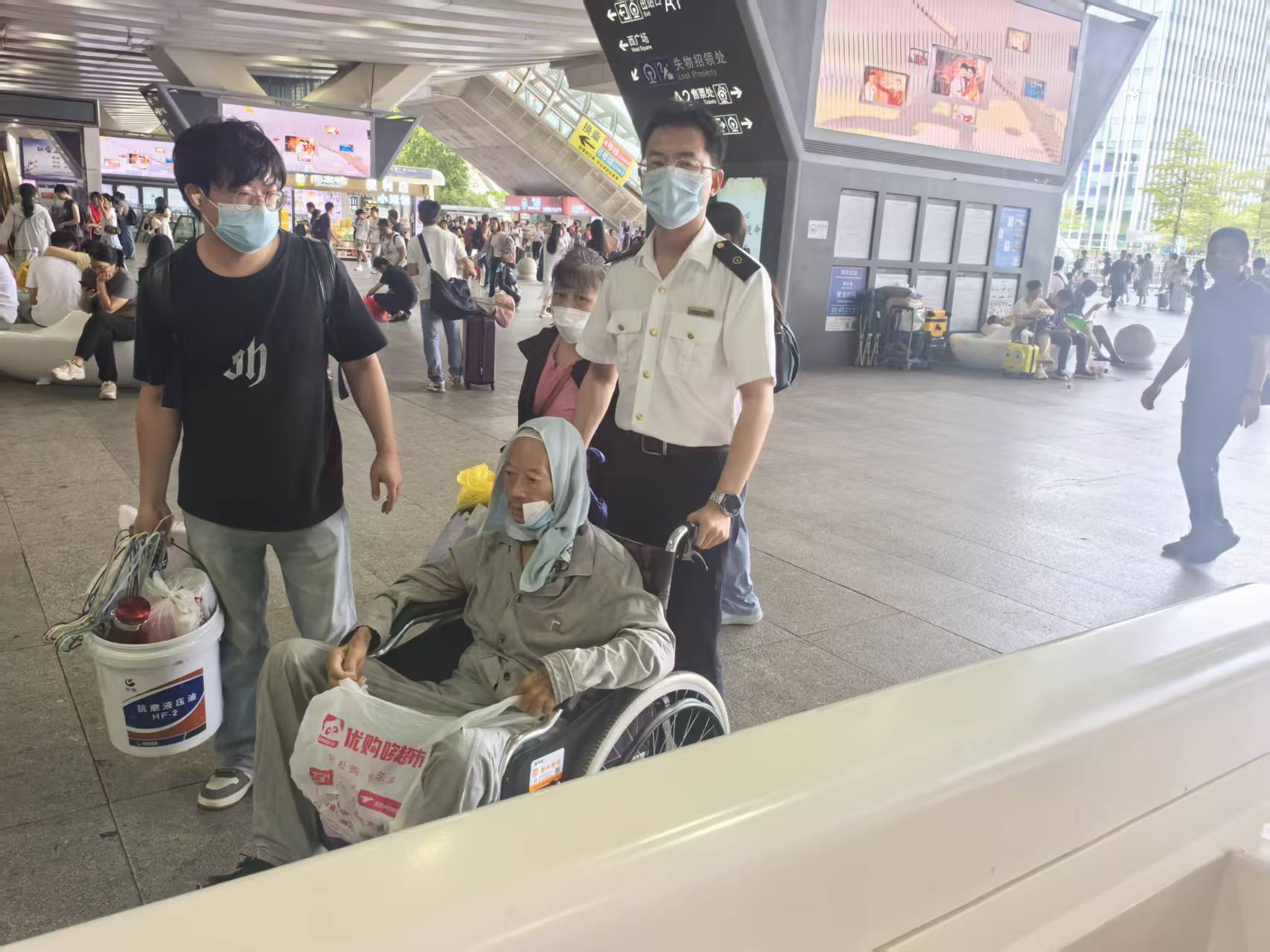 深圳北站：湾区铁路枢纽温暖旅客双节出行路