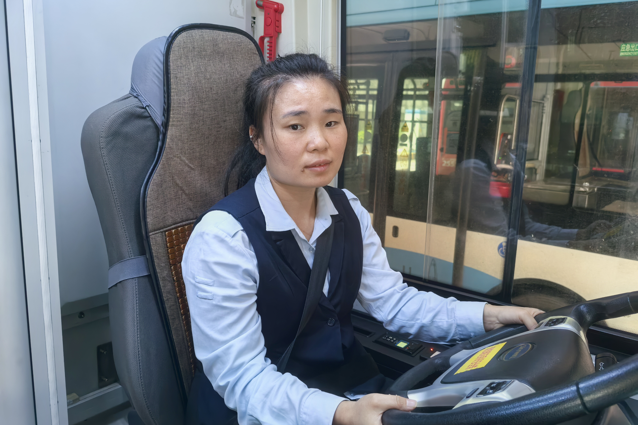 深巴二分公司盐港车队公交司机暖心搀扶,让爱心在车厢传递