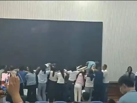 家长跪地让学生从背上踩过？涉事中学深夜致歉 