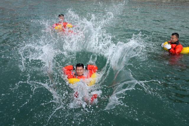 △航天员武飞在进行海上救生训练