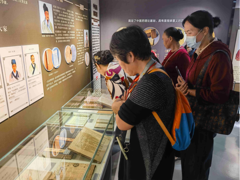 “早就盼着重阳节活动啦！”坪山区中医院为老龄大学学员送健康​