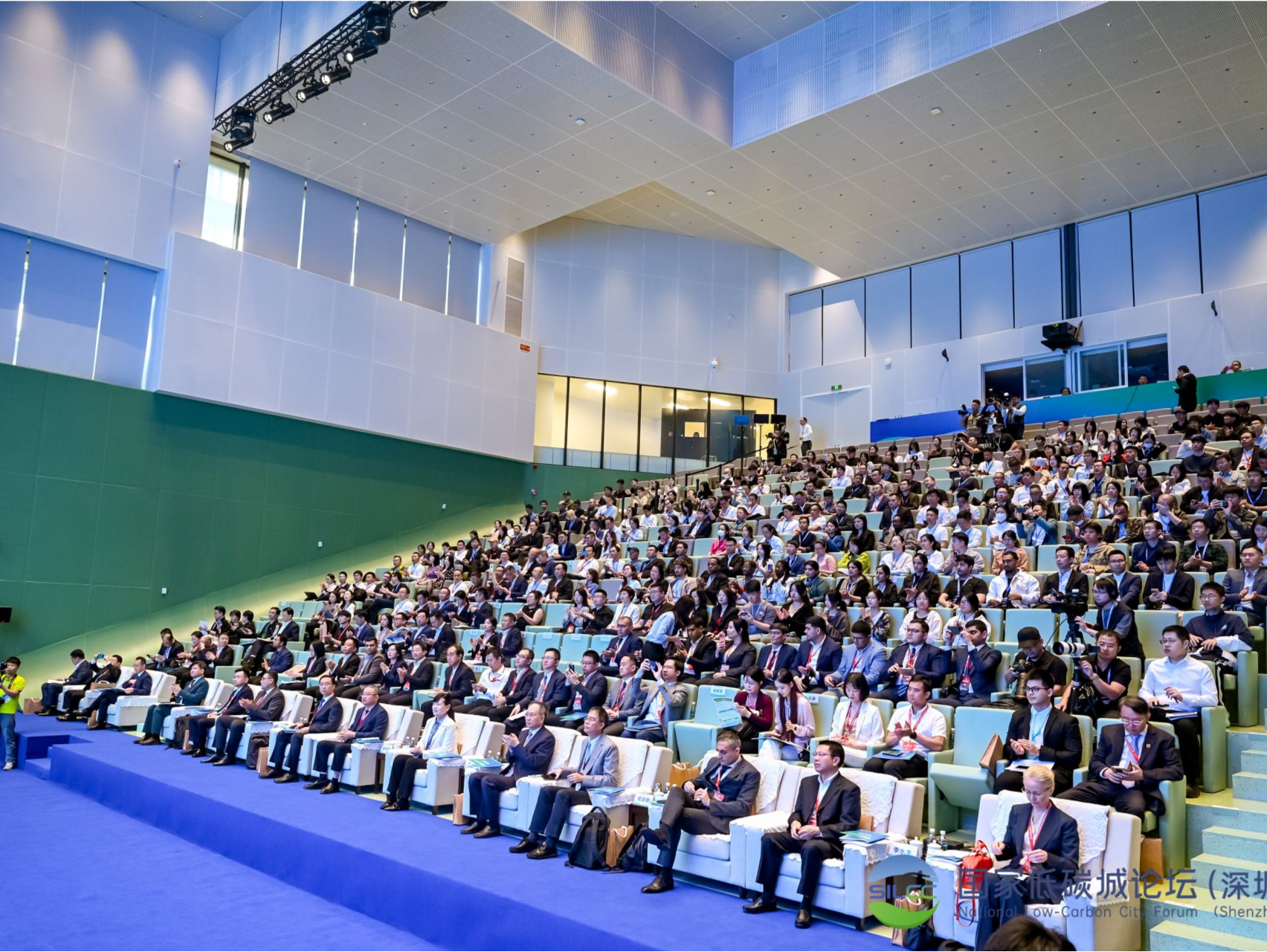 聚焦“AI赋能城市绿色发展”,2025碳达峰碳中和论坛暨深圳国家低碳城论坛开幕