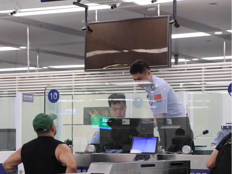 我和边检民警验通关丨国庆假期我和他们去上班